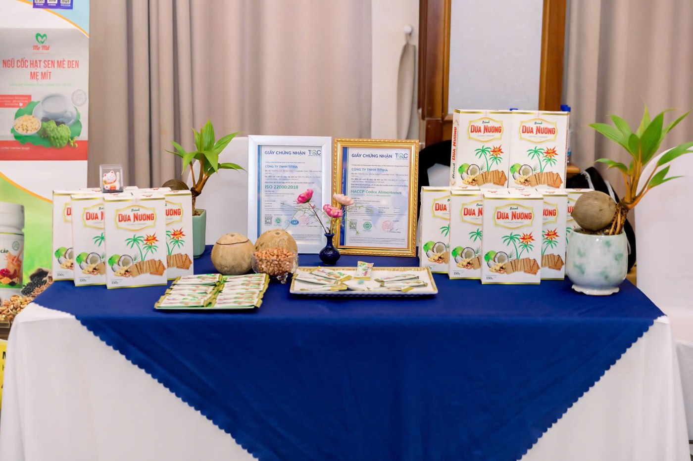 Bàn trưng bày bánh dừa nướng và hồ sơ TiTiHa