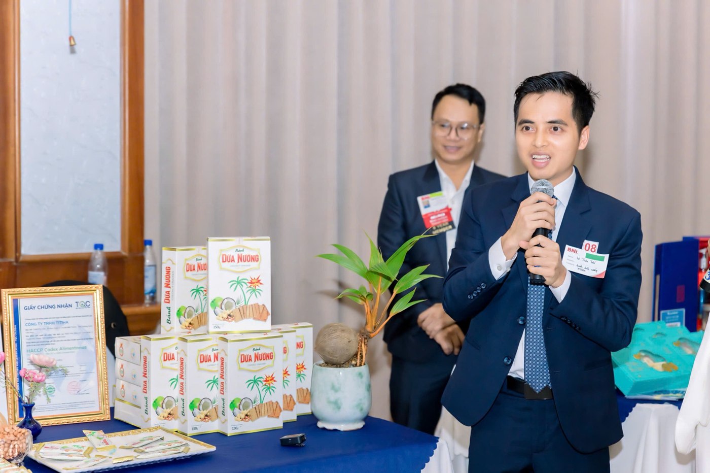 Đại diện giới thiệu bánh dừa nướng TiTiHa