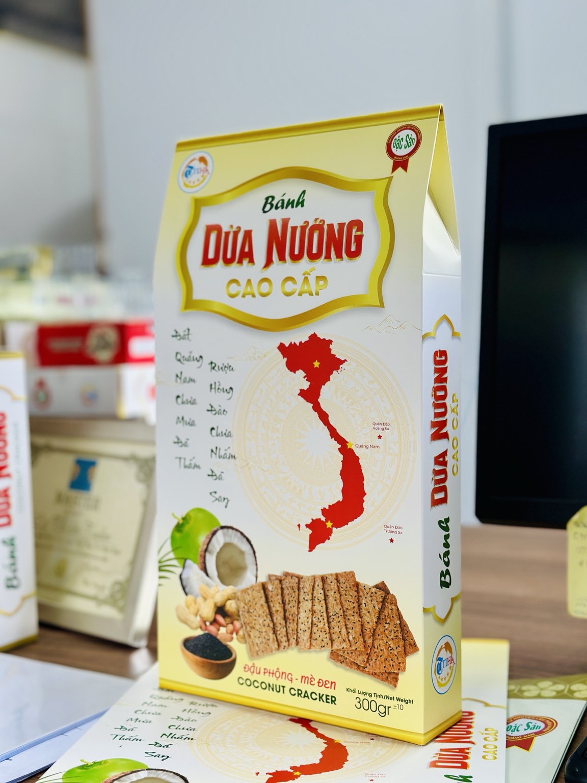 Bánh dừa nướng TiTiHa đậu phộng mè đen hộp 300 g